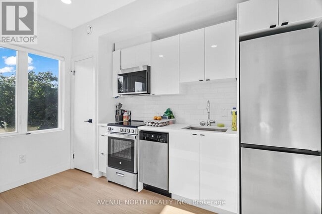 Building Photo - 368 Tweedsmuir Ave