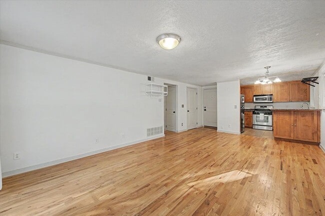 Building Photo - 407 Village Ln