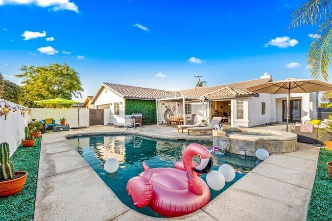 Building Photo - Stylish 5BR Retreat w/ Refreshing Pool