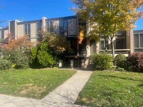 Building Photo - 7 Hughes Pl