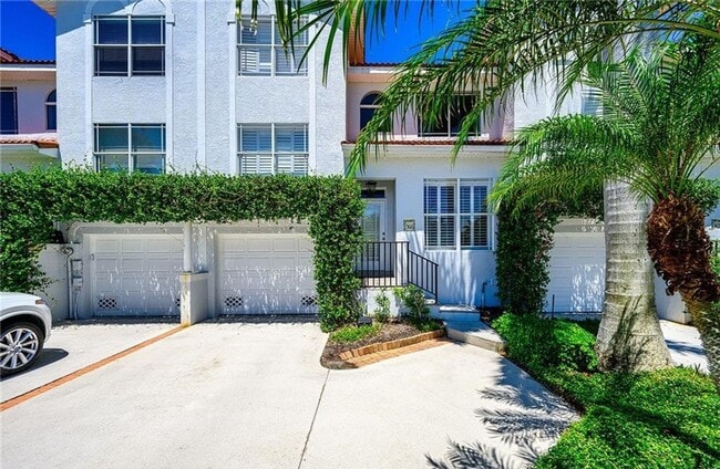 Foto del edificio - ***3 BEDROOM + DEN/3 BATH***OLDE NAPLES***...