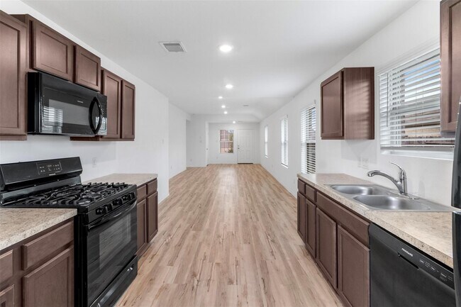 Foto del edificio - 8706 Wooster Trails Dr