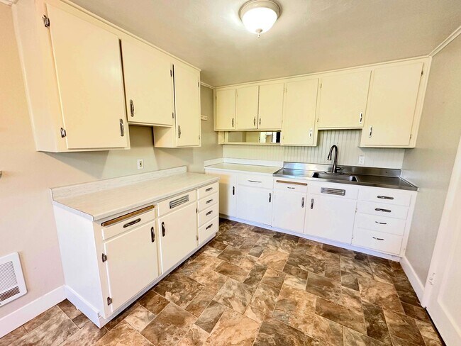 Foto del edificio - Charming 2BR Home with Garage & Expansive Yard in Ridgecrest area of Shoreline