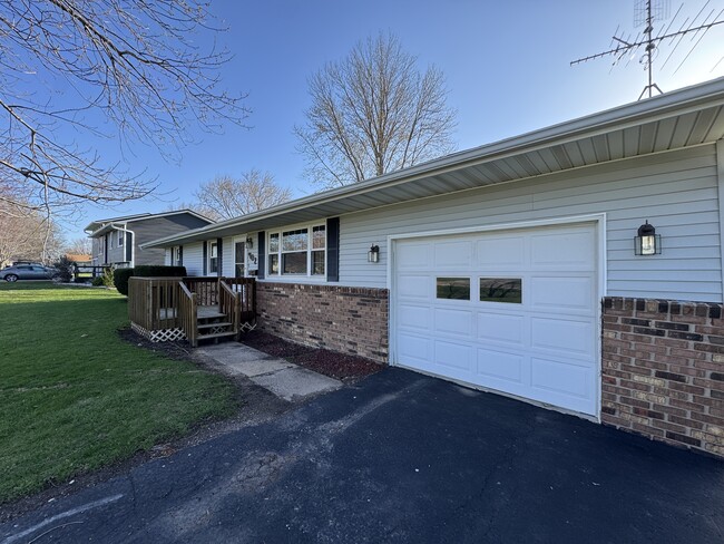 Building Photo - 402 S Stockdale Ln