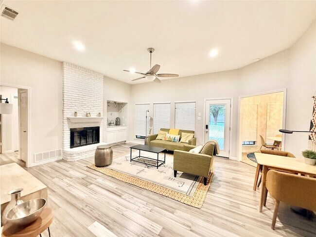 Building Photo - 16235 Red Wood Cir N