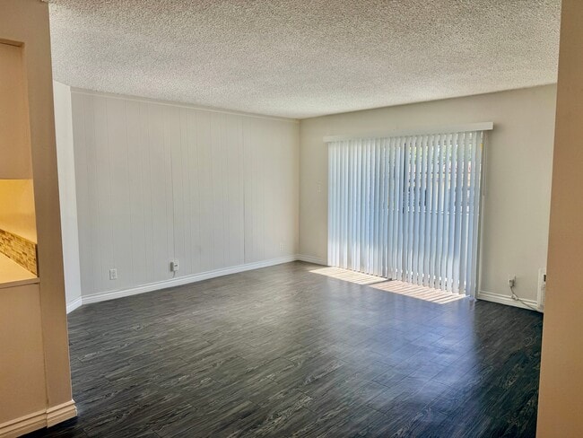 Foto del edificio - 1595 E Chevy Chase Dr