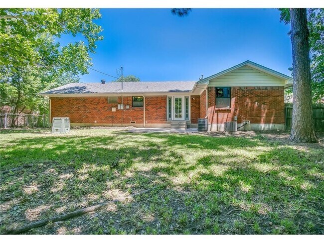 Building Photo - 1100 Sierra Dr