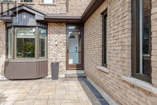 Photo du bâtiment - 1530 Somergrove Crescent