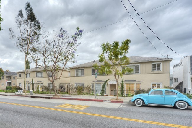Building Photo - 8730-8736 Holloway Dr