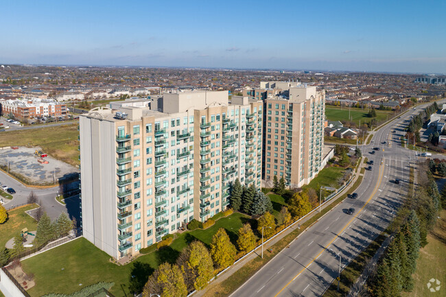 Building Photo - 11-39 Oneida Cres