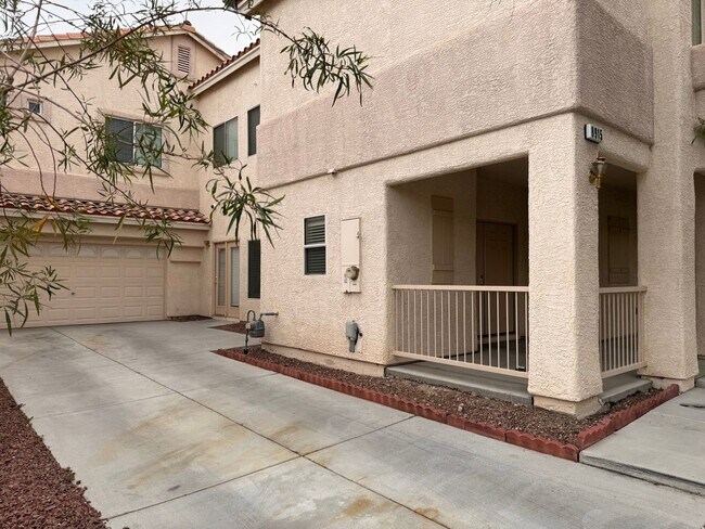 Building Photo - Spacious 3 Bedroom