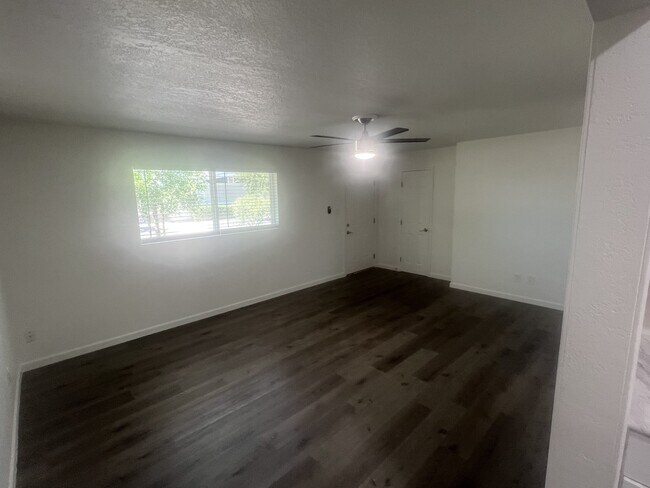 Building Photo - 1325 N 48th St