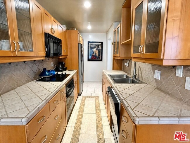 Building Photo - 117 S Doheny Dr