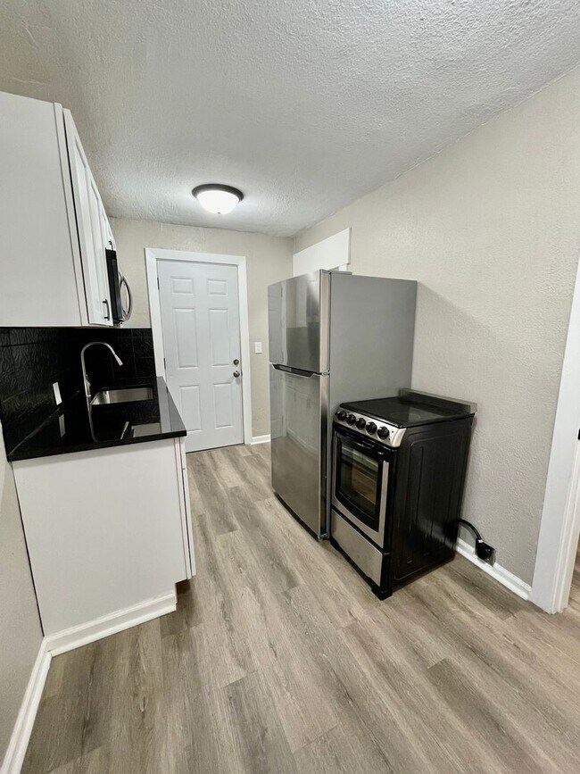 Foto del edificio - Remodeled Studio HOUSE with Fence and Garage