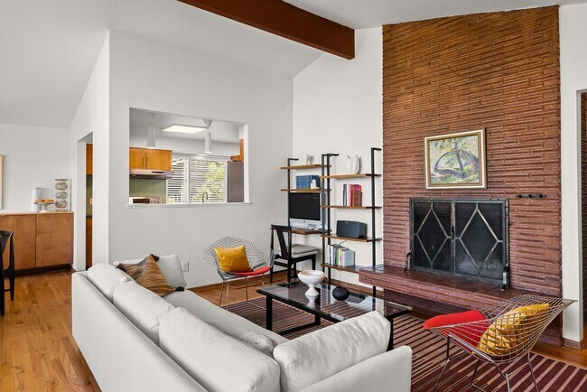 Building Photo - 4 Bed / 3 Bath in the Hallinan Neighborhood
