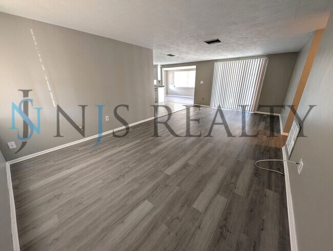 Building Photo - Newly renovated 2bed,2bath,1100 Sq.Ft. Home featuring: OPEN FLOORPLAN, BONUS room, screened porch...