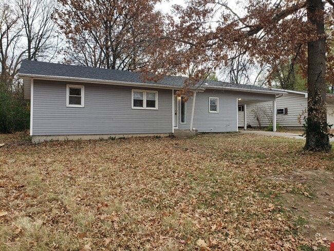 Building Photo - SPACIOUS 3 BEDROOM 2 BATH AVAILABLE NOW!!