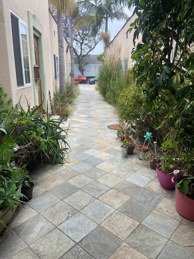 Primary Photo - 1124 S Doheny Dr