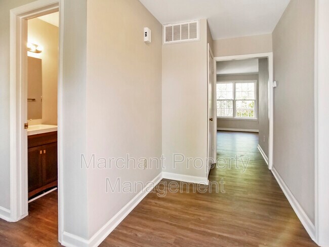 Building Photo - 106 E Bay Ct