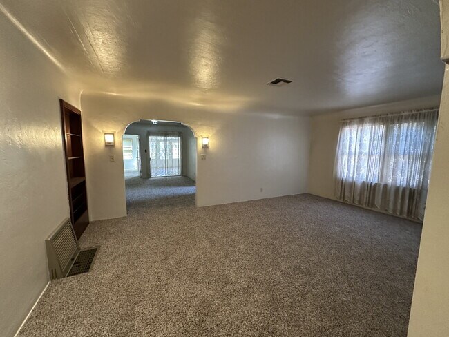 Foto del edificio - Charming 3 Bedroom, 2 Bath Home with Sunroom!