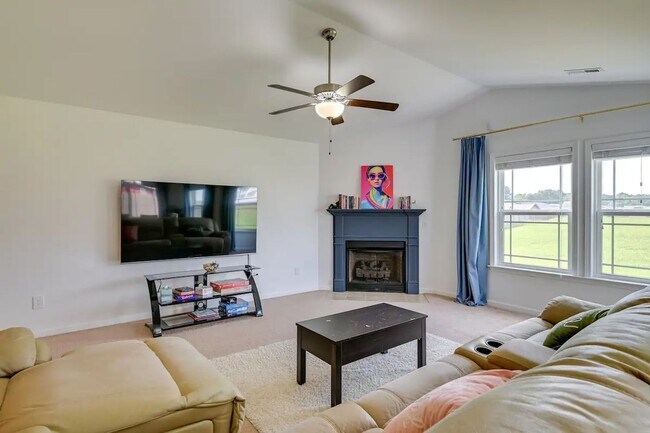 Building Photo - Ranch Home Convenient to Downtown Greenvil...
