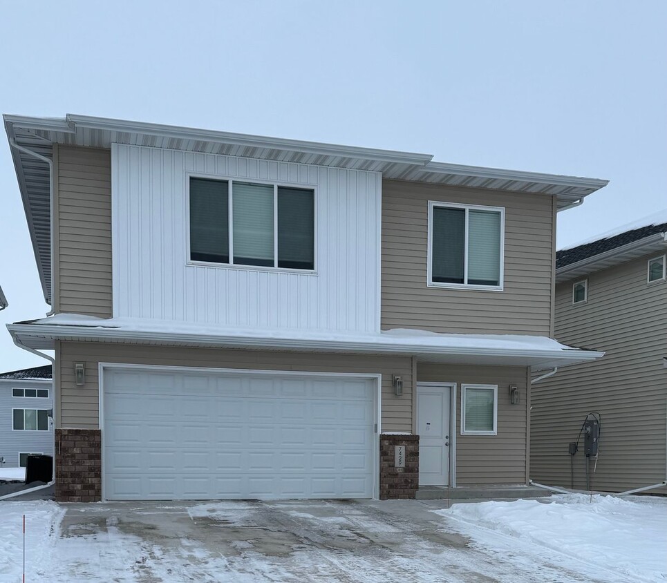 Foto principal - 4-bedroom, 3-bathroom West Fargo Single-Fa...