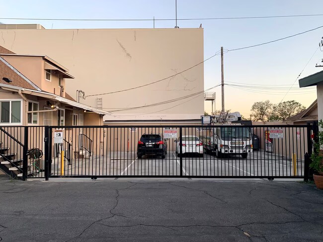 Entrada y espacio de estacionamiento - 115 N San Gabriel Blvd