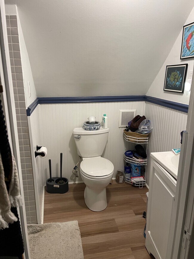bathroom - 1300 W Addison St