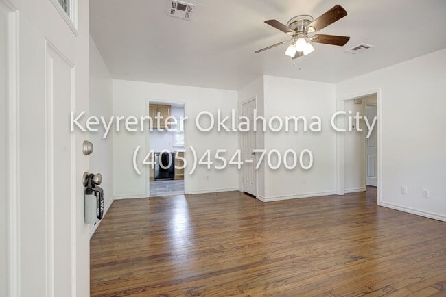 Building Photo - 1520 Rowena Ln