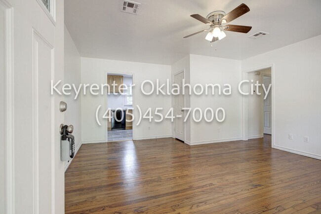 Foto del edificio - 1520 Rowena Ln