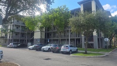 Building Photo - 2851 Riverside Dr
