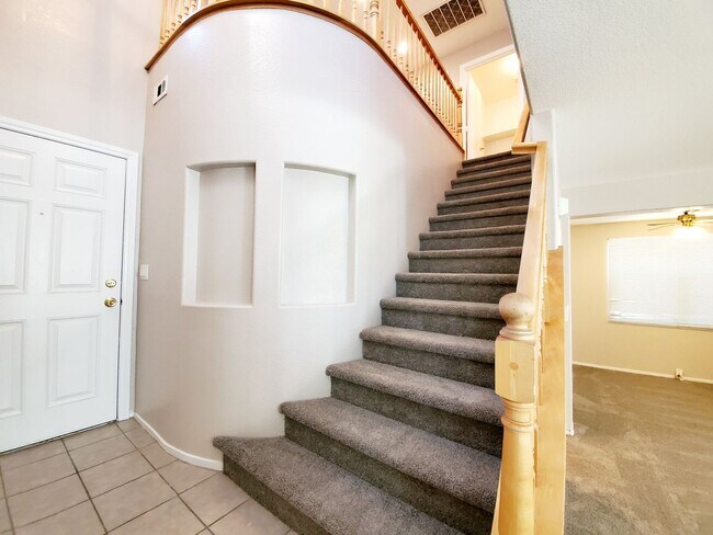 Foto del edificio - VERY SPACIOUS 3 BED / 2.5 BATH 2-STORY HOM...