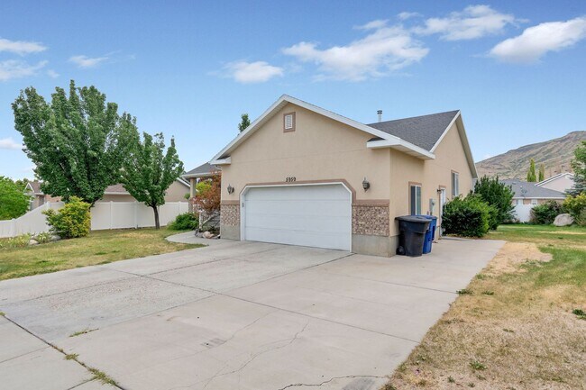 Foto del edificio - Spacious Home w attached 2 car garage