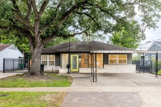 Building Photo - 1422 Hewitt Dr