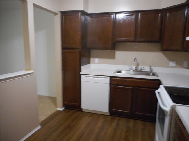 Foto del edificio - 24123 Evergreen Rd