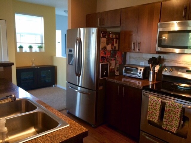 Building Photo - Updated Top Floor Unit in Dunhill Terrace ...