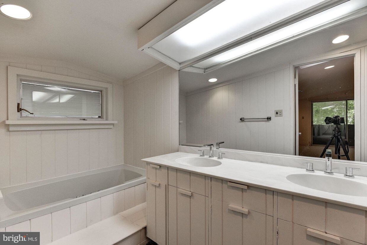 Foto principal - 7000 Crail Dr