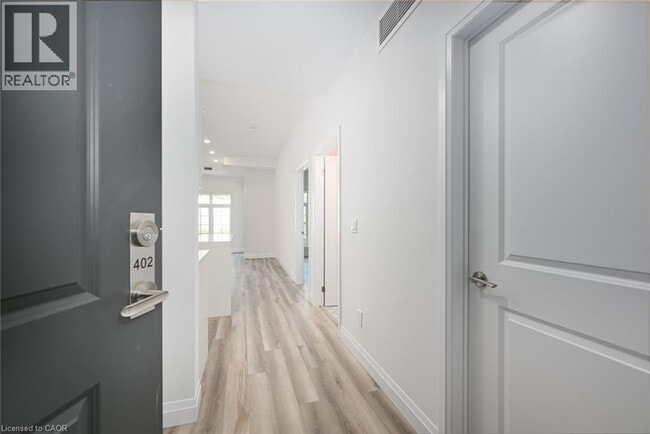 Photo du bâtiment - 153 Wilson St W