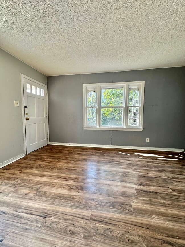 Building Photo - COMING MARCH 2026 - Cozy Santa Rita Duplex!