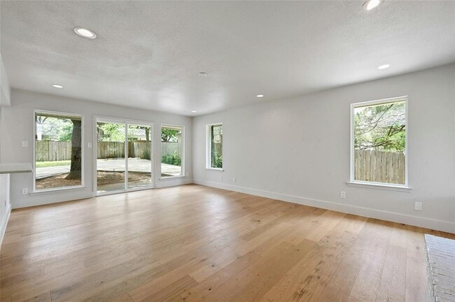 Building Photo - 1305 Kenwood Ave