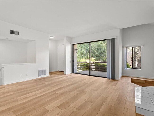 Foto del edificio - Spacious 3Beds+2.5Baths Townhouse With A B...