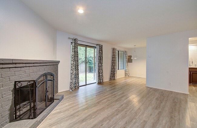 Foto del edificio - Cozy 2 bdrm 2 bath Condo - HALF OFF the 1s...