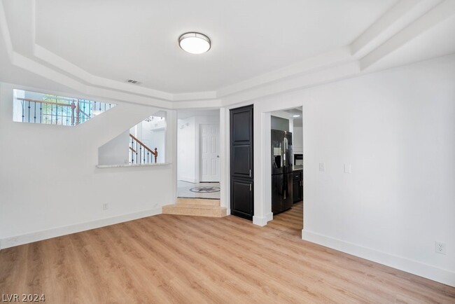 Building Photo - 8039 Avalon Mist St