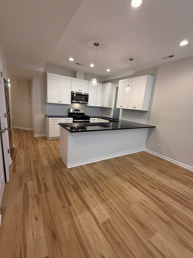 Foto del edificio - 5751 W Higgins Ave