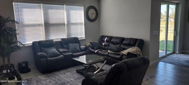 Foto del edificio - 5090 Daybreak Dr