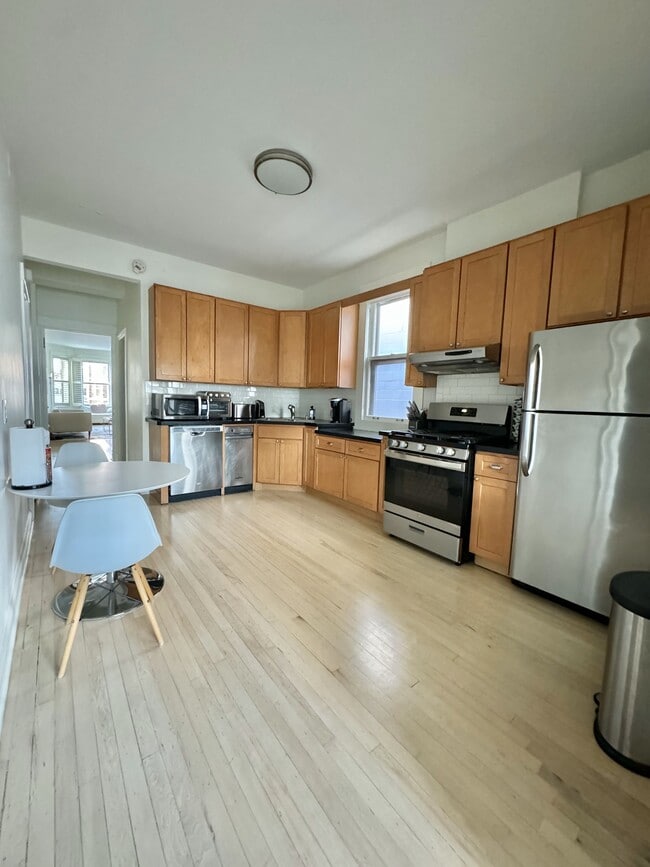 Building Photo - 2045 W Augusta Blvd