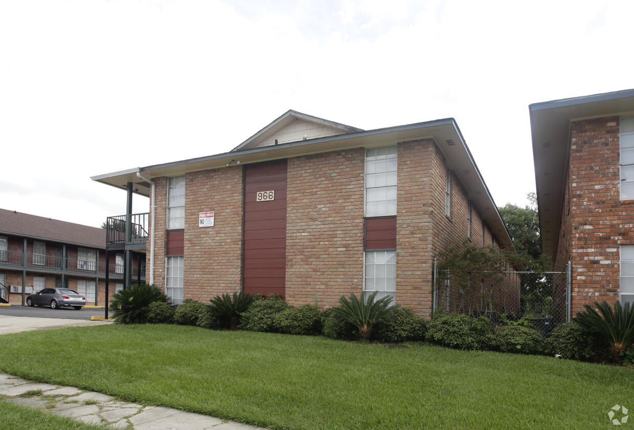 Building Photo - Redwood Apartments