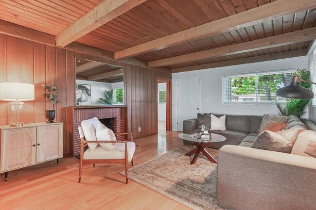 Building Photo - Charming Mid-Century Home with Detached St...