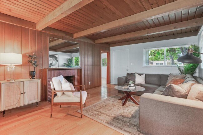 Foto del edificio - Charming Mid-Century Home with Detached St...
