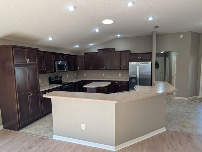 Foto del edificio - NEW LVP FLOORS! Fairmont Villa Minutes to Brownwood Paddock Square